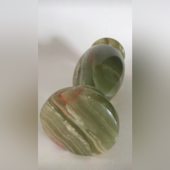 Natural Russian Onyx Vase
8” X 3”
Weight: 3.5 Lb - Picture 4 of 4